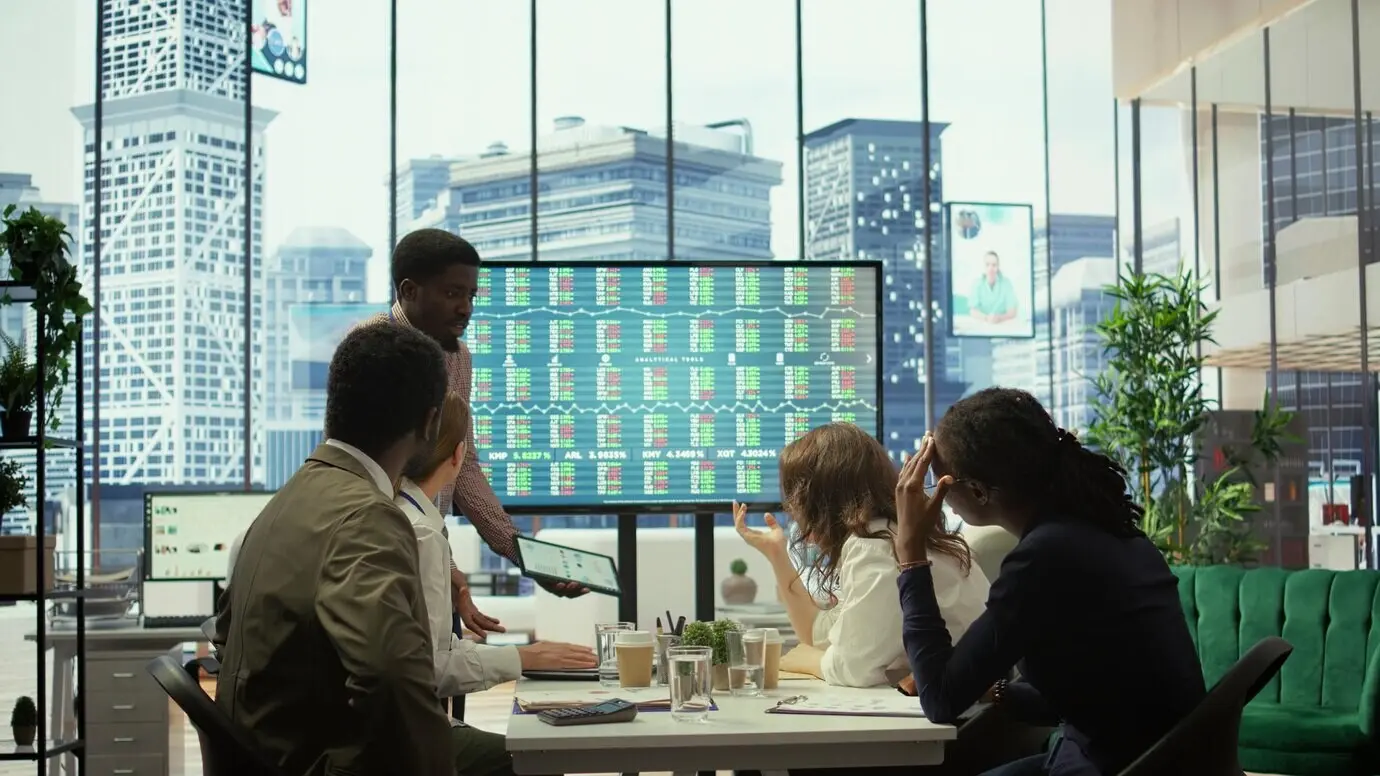 Во время встречи бизнесмен объявляет о банкротстве компании.