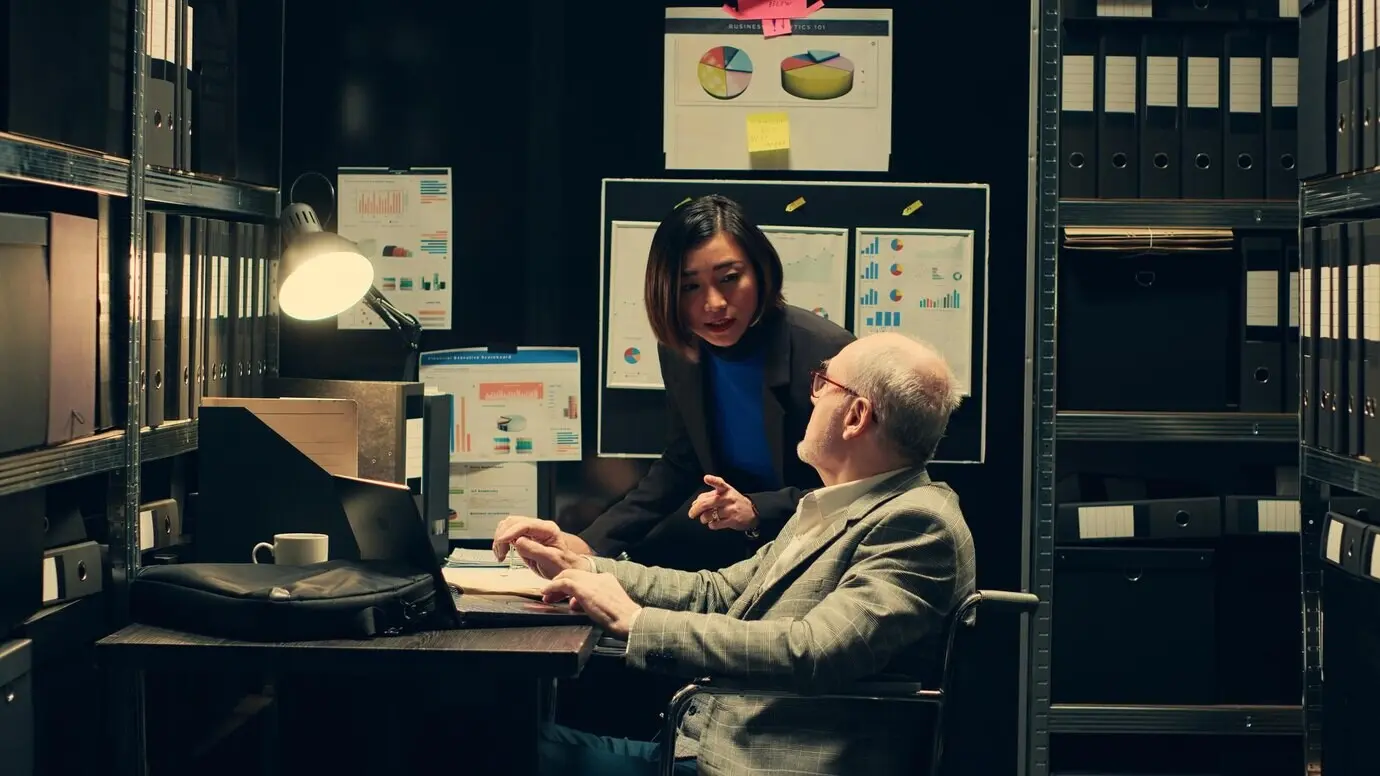 Команда детективов сопоставляет показания свидетелей в ходе расследований.