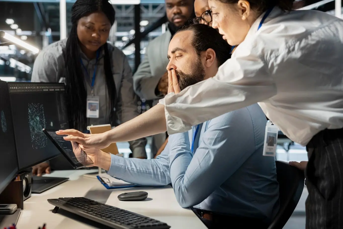 Команда администраторов работает вместе в серверном хабе, анализируя данные ригов.